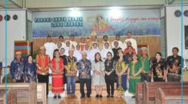Foto Bersama Wakil Bupati Mahulu Drs.Yohanes Avun Saat Menghadiri Pesta Emas 50 Tahun Gereja Katolik St.Maria Long Hubung