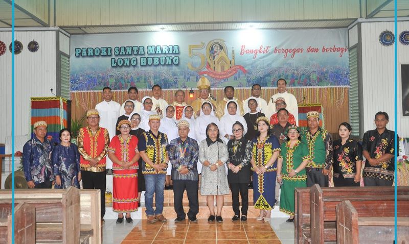 Foto Bersama Wakil Bupati Mahulu Drs.Yohanes Avun Saat Menghadiri Pesta Emas 50 Tahun Gereja Katolik St.Maria Long Hubung