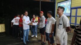 Petinggi Kampung Belempung Ulaq Makar Saat Menyerahkan Piala dan Uang Pembinaan kepada pemenang-pemenang pertandingan dan perlombaan
