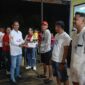 Petinggi Kampung Belempung Ulaq Makar Saat Menyerahkan Piala dan Uang Pembinaan kepada pemenang-pemenang pertandingan dan perlombaan
