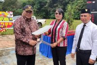 Bupati Kubar FX.Yapan menyerahkan bantuan internet satelit star link untuk sekolah di kampung Intu Lingau, Kecamatan Nyuatan, Kamis (17/10/2024).