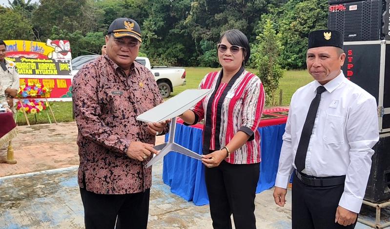 Bupati Kubar FX.Yapan menyerahkan bantuan internet satelit star link untuk sekolah di kampung Intu Lingau, Kecamatan Nyuatan, Kamis (17/10/2024).