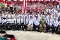 Camat Siluq Ngurai Bartolomeus Djukuw Bersama Bupati Kubar FX.Yapan Saat Pengukuhan Perpanjangan Masa Jabatan Anggota BPK