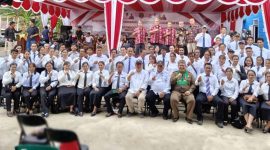 Camat Siluq Ngurai Bartolomeus Djukuw Bersama Bupati Kubar FX.Yapan Saat Pengukuhan Perpanjangan Masa Jabatan Anggota BPK