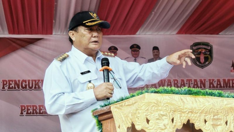 Bupati Kabupaten Kutai Barat FX.Yapan Saat Menyampaikan Sambutan pada Acara Pelantikan dan Penambahan Masa Jabatan Petinggi dan Anggota BPK Se-Kecamatan Siluq Ngurai