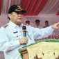 Bupati Kabupaten Kutai Barat FX.Yapan Saat Menyampaikan Sambutan pada Acara Pelantikan dan Penambahan Masa Jabatan Petinggi dan Anggota BPK Se-Kecamatan Siluq Ngurai