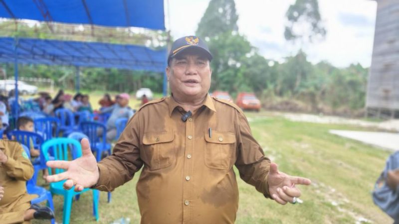 Bupati Kutai Barat FX.Yapan Saat diwawancarai Usai Peresmian dan Penyalaan Listrik PLN di Kecamatan Damai dan Nyuatan