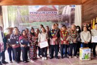 Bupati Kutai Barat FX.Yapan dan Wakil Bupati Kubar H.Edyanto Arkan foto bersama dengan warga dan Anggota BPK Kecamatan Bentian Besar dalam kunjungan kerja, Kamis (10/10/2024).