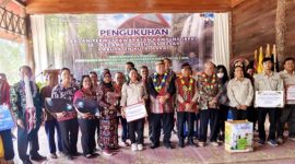 Bupati Kutai Barat FX.Yapan dan Wakil Bupati Kubar H.Edyanto Arkan foto bersama dengan warga dan Anggota BPK Kecamatan Bentian Besar dalam kunjungan kerja, Kamis (10/10/2024).