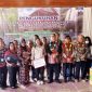 Bupati Kutai Barat FX.Yapan dan Wakil Bupati Kubar H.Edyanto Arkan foto bersama dengan warga dan Anggota BPK Kecamatan Bentian Besar dalam kunjungan kerja, Kamis (10/10/2024).