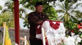 Bupati FX Yapan Menyampaikan Program Pembangunan Jalan Usaha Tani, Untuk Mendukung Dan Mempermudah Pengangkutan Hasil Pertanian Pada Kegiatan Pengukuhan BPK Dan Peresmian Kegiatan Yang Bersumber Dari Dana DD/ADK APBD Se Kecamatan Muara Lawa, Di Panggung Utama Lapangan Sepak Bola Kampung Lambing Kecamatan Muara Lawa.