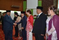 Bupati Kubar FX Yapan didampingi istri Yayuk Seri Rahayu (kiri) memberikan selamat kepada unsur pimpinan DPRD Kubar Periode 2024-2029, seusai dilantik pada Rapat Paripurna DPRD Kubar, di Ruang Sidang Utama Gedung DPRD Kubar.