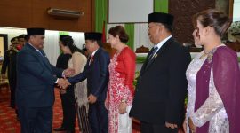 Bupati Kubar FX Yapan didampingi istri Yayuk Seri Rahayu (kiri) memberikan selamat kepada unsur pimpinan DPRD Kubar Periode 2024-2029, seusai dilantik pada Rapat Paripurna DPRD Kubar, di Ruang Sidang Utama Gedung DPRD Kubar.