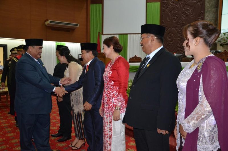 Bupati Kubar FX Yapan didampingi istri Yayuk Seri Rahayu (kiri) memberikan selamat kepada unsur pimpinan DPRD Kubar Periode 2024-2029, seusai dilantik pada Rapat Paripurna DPRD Kubar, di Ruang Sidang Utama Gedung DPRD Kubar.