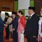 Bupati Kubar FX Yapan didampingi istri Yayuk Seri Rahayu (kiri) memberikan selamat kepada unsur pimpinan DPRD Kubar Periode 2024-2029, seusai dilantik pada Rapat Paripurna DPRD Kubar, di Ruang Sidang Utama Gedung DPRD Kubar.