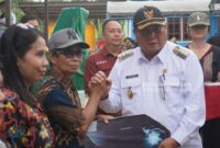 Bupati Kutai Barat FX.Yapan Saat Menyerahkan Bantuan Kepada Masyarakat di Kecamatan Siluq Ngurai.