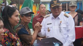 Bupati Kutai Barat FX.Yapan Saat Menyerahkan Bantuan Kepada Masyarakat di Kecamatan Siluq Ngurai.