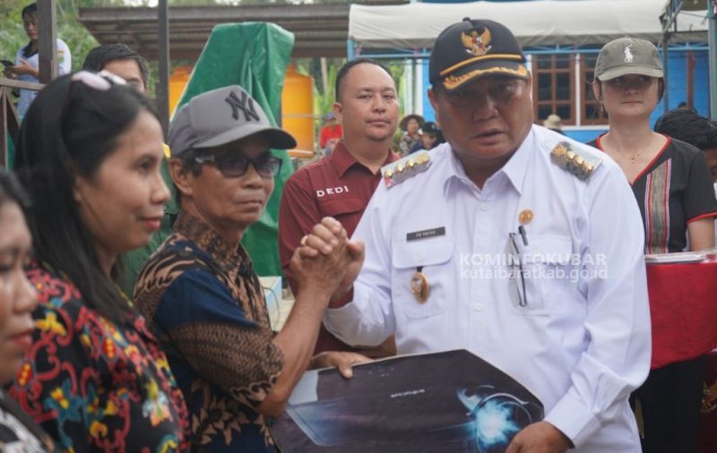 Bupati Kutai Barat FX.Yapan Saat Menyerahkan Bantuan Kepada Masyarakat di Kecamatan Siluq Ngurai.