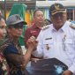 Bupati Kutai Barat FX.Yapan Saat Menyerahkan Bantuan Kepada Masyarakat di Kecamatan Siluq Ngurai.