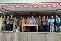 Tampak Bupati Kutai Barat FX.Yapan bersama Wakil Bupati Kubar H.Edyanto Arkan Saat Saat meresmikan Penyalaan Listrik PLN di dua Kecamatan Damai dan Nyuatan (Senin, 30 September 2024)