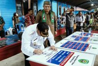 Bupati Kubar FX.Yapan Saat Menandatangani Peresmain Sejumlah Kegiatan Pembangunan di Wilayah Kecamatan Siluq Ngurai.