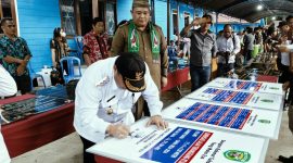 Bupati Kubar FX.Yapan Saat Menandatangani Peresmain Sejumlah Kegiatan Pembangunan di Wilayah Kecamatan Siluq Ngurai.