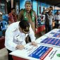 Bupati Kubar FX.Yapan Saat Menandatangani Peresmain Sejumlah Kegiatan Pembangunan di Wilayah Kecamatan Siluq Ngurai.