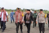 Bupati Kutai Barat FX.Yapan Menyambut Hangat Kunker Kapolda Kaltim Irjen.Pol.Nanang Avianto di Bandara Melalan Kamis (3/10/2024)