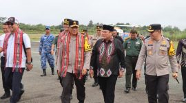 Bupati Kutai Barat FX.Yapan Menyambut Hangat Kunker Kapolda Kaltim Irjen.Pol.Nanang Avianto di Bandara Melalan Kamis (3/10/2024)