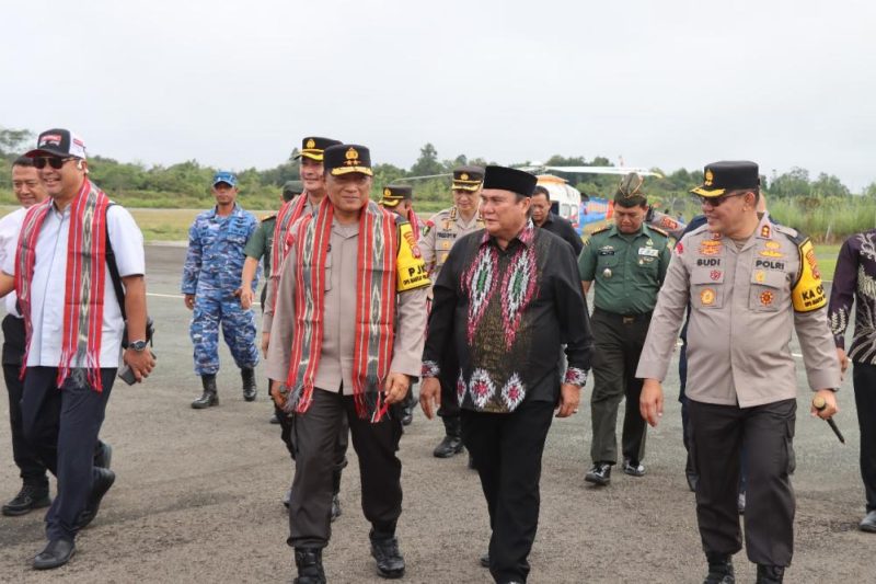 Bupati Kutai Barat FX.Yapan Menyambut Hangat Kunker Kapolda Kaltim Irjen.Pol.Nanang Avianto di Bandara Melalan Kamis (3/10/2024)
