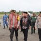 Bupati Kutai Barat FX.Yapan Menyambut Hangat Kunker Kapolda Kaltim Irjen.Pol.Nanang Avianto di Bandara Melalan Kamis (3/10/2024)