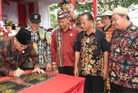 Bupati FX Yapan Bersama Wakil Bupati Edyanto Arkan Meresmikan Pembangunan, Menyerahkan Bantuan Alat Pertanian, Bantuan Pendidikan Dan Bantuan Sosial Kepada Masyarakat Di Kecamatan Muara Lawa Dalam Acara Pengukuhan BPK Dan Peresmian Kegiatan Yang Bersumber Dari Dana DD/ADK APBD Se Kecamatan Muara Lawa.