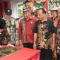 Bupati FX Yapan Bersama Wakil Bupati Edyanto Arkan Meresmikan Pembangunan, Menyerahkan Bantuan Alat Pertanian, Bantuan Pendidikan Dan Bantuan Sosial Kepada Masyarakat Di Kecamatan Muara Lawa Dalam Acara Pengukuhan BPK Dan Peresmian Kegiatan Yang Bersumber Dari Dana DD/ADK APBD Se Kecamatan Muara Lawa.