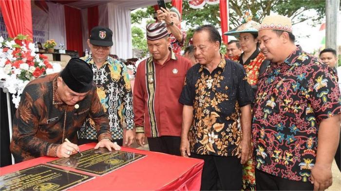 Bupati FX Yapan Bersama Wakil Bupati Edyanto Arkan Meresmikan Pembangunan, Menyerahkan Bantuan Alat Pertanian, Bantuan Pendidikan Dan Bantuan Sosial Kepada Masyarakat Di Kecamatan Muara Lawa Dalam Acara Pengukuhan BPK Dan Peresmian Kegiatan Yang Bersumber Dari Dana DD/ADK APBD Se Kecamatan Muara Lawa.