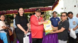Bupati FX Yapan Bersama Forkopimda, Wakil Ketua DPRD, Staf Ahli Bupati Dan Kepala PD Meninjau Langsung Pelaksanaan Pasar Murah Dalam Rangka Memperingati Hari Pangan Sedunia.
