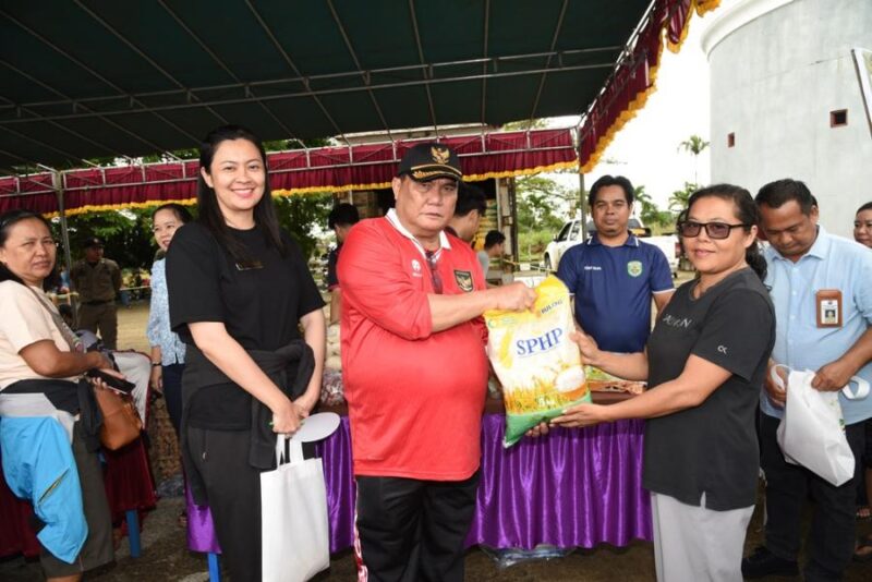 Bupati FX Yapan Bersama Forkopimda, Wakil Ketua DPRD, Staf Ahli Bupati Dan Kepala PD Meninjau Langsung Pelaksanaan Pasar Murah Dalam Rangka Memperingati Hari Pangan Sedunia.