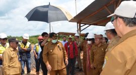 INFRASTRUKTUR : Bupati Kubar FX Yapan (dua kiri) bersama jajarannya meninjau bersama pembangunan RSP, di Kampung Bekokong Makmur.