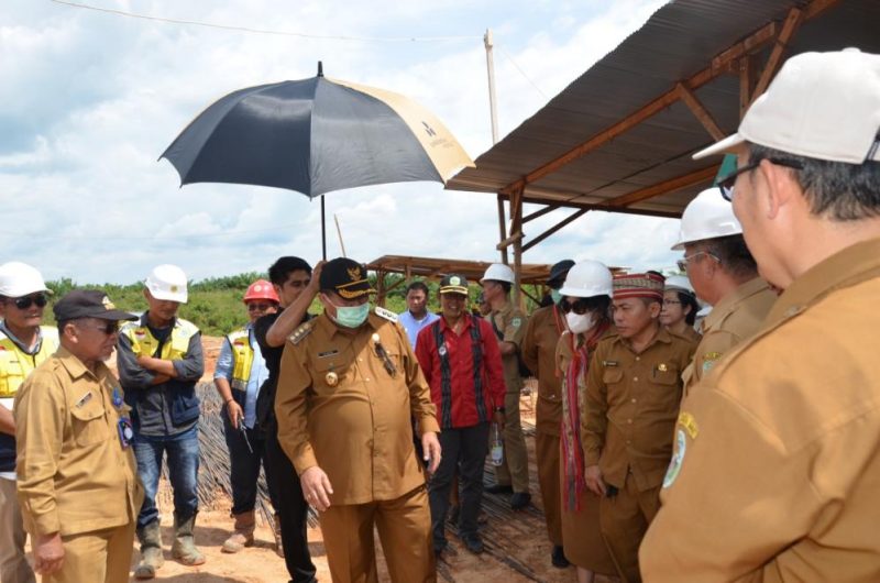 INFRASTRUKTUR : Bupati Kubar FX Yapan (dua kiri) bersama jajarannya meninjau bersama pembangunan RSP, di Kampung Bekokong Makmur.