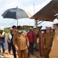 INFRASTRUKTUR : Bupati Kubar FX Yapan (dua kiri) bersama jajarannya meninjau bersama pembangunan RSP, di Kampung Bekokong Makmur.