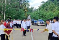 Bupati Kutai Barat FX.Yapan didampingi sejumlah pejabat meresmikan jembatan Sei namuk di kampung Lakan Bilem kecamatan Nyuatan kabupaten Kutai Barat, Rabu (16/10/2024).