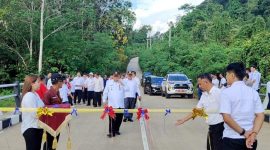 Bupati Kutai Barat FX.Yapan didampingi sejumlah pejabat meresmikan jembatan Sei namuk di kampung Lakan Bilem kecamatan Nyuatan kabupaten Kutai Barat, Rabu (16/10/2024).