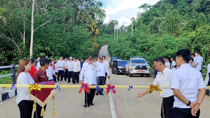 Bupati Kutai Barat FX.Yapan didampingi sejumlah pejabat meresmikan jembatan Sei namuk di kampung Lakan Bilem kecamatan Nyuatan kabupaten Kutai Barat, Rabu (16/10/2024).