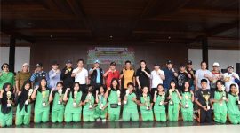 Bupati FX Yapan Bersama Wakil Ketua DPRD, Forkopimda Dan Staf Ahli Menyerahkan Trophy Penghargaan Pemenang Lomba Serta Doorprize Kepada Siswa Dan Siswi Yang Beruntung.