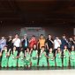 Bupati FX Yapan Bersama Wakil Ketua DPRD, Forkopimda Dan Staf Ahli Menyerahkan Trophy Penghargaan Pemenang Lomba Serta Doorprize Kepada Siswa Dan Siswi Yang Beruntung.