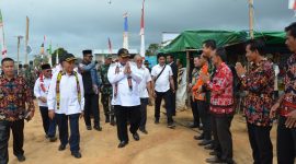 Bupati Kubar FX Yapan (tiga kiri) dan Wabup Kubar Edyanto Arkan (dua kiri) bersama jajarannya menyapa warga masyarakat kecamatan Bongan, pada kunker dan silaturahmi Bupati Kubar, di Lapangan Sepak Bola, Kampung Siram Jaya.