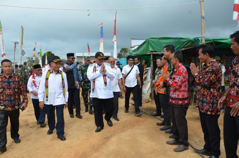 Bupati Kubar FX Yapan (tiga kiri) dan Wabup Kubar Edyanto Arkan (dua kiri) bersama jajarannya menyapa warga masyarakat kecamatan Bongan, pada kunker dan silaturahmi Bupati Kubar, di Lapangan Sepak Bola, Kampung Siram Jaya.