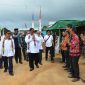 Bupati Kubar FX Yapan (tiga kiri) dan Wabup Kubar Edyanto Arkan (dua kiri) bersama jajarannya menyapa warga masyarakat kecamatan Bongan, pada kunker dan silaturahmi Bupati Kubar, di Lapangan Sepak Bola, Kampung Siram Jaya.