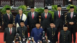 Presiden Prabowo Subianto dan Wakil Presiden Gibran Rakabuming Raka bersama Presiden Ke-7 Joko Widodo, Wakil Presiden Ke-13 Ma'ruf Amin, serta para Pimpinan MPR RI, berfoto bersama di Kompleks Parlemen, Jakarta, Minggu (20/10/2024). (ANTARA/Bagus Ahmad Rizaldi).