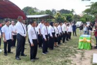 Camat Muara Lawa Edy Murhamdi Saat Mengukuhkan Perpanjangan Masa Jabatan 40 Anggota BPK Se-Kecamatan Muara Lawa, Jumat (11/10/2024) di Lapangan Sepakbola Kampung Muara Lawa.