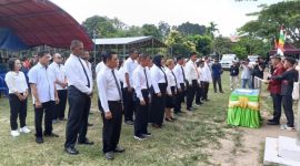 Camat Muara Lawa Edy Murhamdi Saat Mengukuhkan Perpanjangan Masa Jabatan 40 Anggota BPK Se-Kecamatan Muara Lawa, Jumat (11/10/2024) di Lapangan Sepakbola Kampung Muara Lawa.